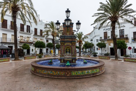 Plaza_de_España,_Vejer_de_la_Frontera,_Cádiz,_España,_2015-12-09,_DD_03